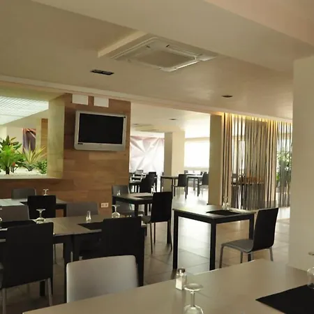 מלון Restaurante Paco 2*